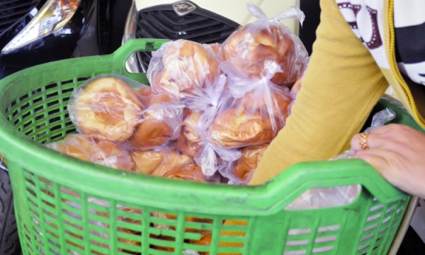 Ổ bánh mì miễn phí ấm áp tình người Sài Gòn